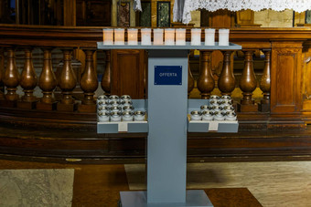 祈祷<strong>蜡烛</strong>站天主教教堂