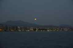 8月完整的月亮塞萨洛尼基希腊海滨