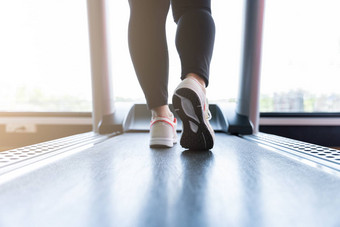 关闭女脚穿<strong>运动鞋</strong>运行<strong>跑步</strong>机健身健身房饮食生活方式重量损失胃肌肉健康的概念