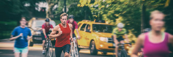 适合跑步者运动模糊人人群培训城市全景横幅运动员慢跑骑自行车纽约城市黄色的出租车汽车背景男人。运行快模糊运动