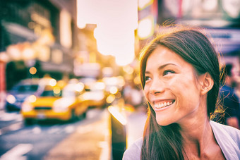 快乐人纽约城市生活方式年轻的亚洲女人微笑日落走街出租车出租车交通太阳闪亮的市中心曼哈顿纽约城市
