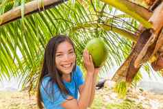 tahitit旅游女人椰子农场显示自然水果挂棕榈树快乐亚洲女孩热带假期假期