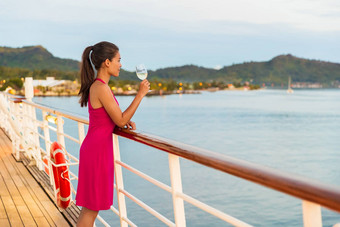 奢侈品巡航船度蜜月假期女人喝酒晚餐户外餐厅甲板航行船塔希提岛法国波利尼西亚优雅的夫人喝酒阳台看日落