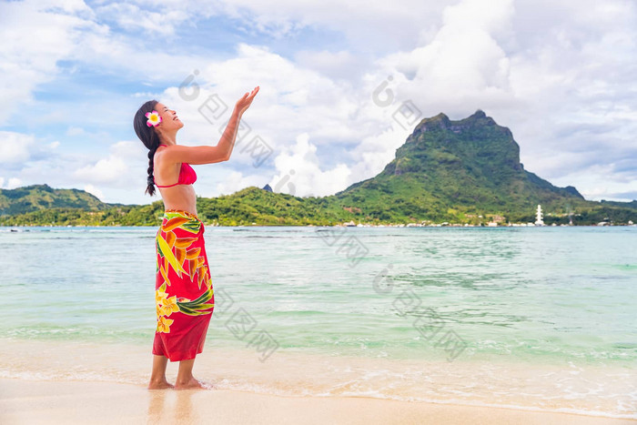 波利尼西亚草裙舞舞者女人跳舞BoraBora海滩夏威夷传统的跳舞宴会上聚会，派对快乐亚洲旅游学习跳舞前面奥特马努塔希提岛法国波利尼西亚