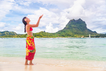 波利尼西亚草裙舞舞者女人跳舞BoraBora海滩夏威夷传统的跳舞宴会上聚会，派对快乐亚洲旅游学习跳舞前面奥特马努塔希提岛法国波利尼西亚