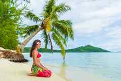 塔希提岛BoraBora法国波利尼西亚海滩假期旅行女人放松