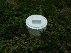 白色塑料下水道清洁管绿色草