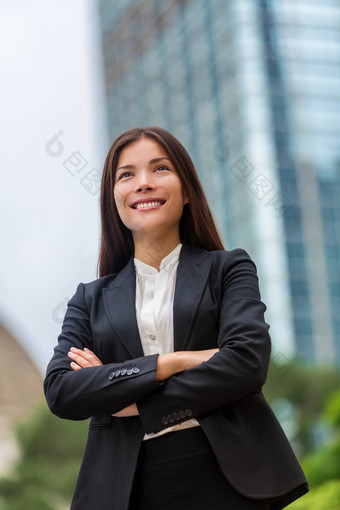 亚洲女商人自信在香港香港女商人站户外城市城市背景西装cross-armed年轻的多民族的中国人亚洲高加索人专业在香港香港