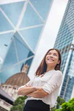 亚洲业务女人自信在香港香港女商人站户外希望未来职业生涯城市背景年轻的多民族的中国人高加索人专业在香港香港