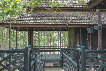 木<strong>阳台阳台</strong>传统的泰国房子花园