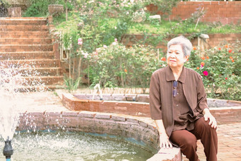 老女人休息花花园上了年纪的女放松