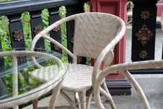 柳条藤椅子阳台阳台天井咖啡馆餐厅