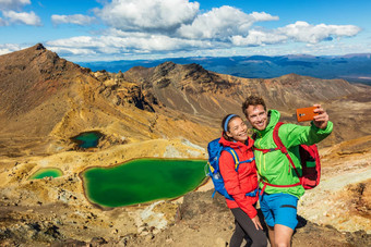 新西兰汤加里罗高山穿越徒步旅行游客夫妇自拍翡翠湖泊快乐背包客踩采取电话照片火山山踩跟踪新西兰