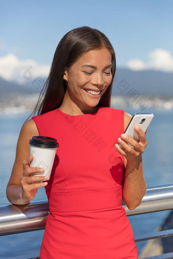 快乐亚洲业务女人咖啡打破微笑发<strong>短信短信</strong>消息移动数据电话阅读在线城市城市商人生活方式