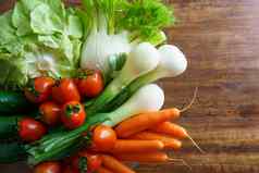 健康的营养新鲜的生蔬菜平躺前视图集团沙拉成分生菜西红柿黄瓜茴香春天洋葱胡萝卜木表格复制空间