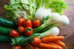 健康的营养新鲜的生蔬菜平躺前视图集团沙拉成分生菜西红柿黄瓜茴香春天洋葱胡萝卜木表格复制空间