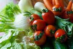 健康的营养新鲜的生蔬菜低角关闭视图集团沙拉成分生菜西红柿黄瓜茴香春天洋葱胡萝卜