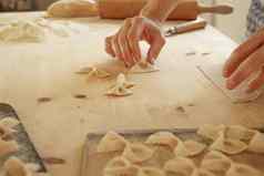 关闭过程自制的素食主义者法尔法尔意大利面情况小麦面粉烹饪形状面团木切割董事会传统的意大利意大利面女人厨师食物厨房