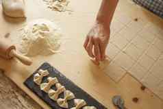 关闭过程自制的素食主义者法尔法尔意大利面情况小麦面粉烹饪形状面团木切割董事会传统的意大利意大利面女人厨师食物厨房