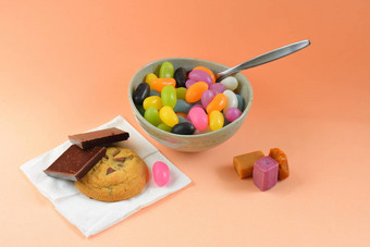 特写镜头照片餐组成色彩斑斓的果冻豆子混合糖果饼干概念不健康的饮食