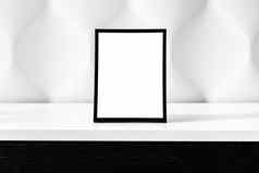 白色木地板上黑色的照片框架复制空间