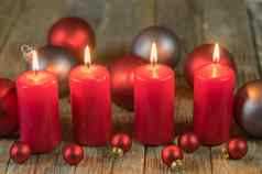 圣诞节出现红色的燃烧蜡烛