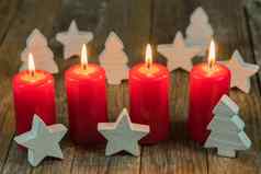 圣诞节出现红色的蜡烛星星树饰品