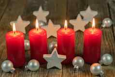 快乐圣诞节装饰出现燃烧红色的蜡烛白色饰品