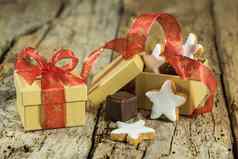圣诞节明星饼干巧克力礼物红色的丝带木表格