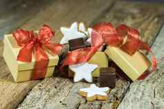 圣诞节糕点巧克力礼物盒子红色的丝带木表格