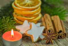 圣诞节生活明星biscuites肉桂茴香橙色片蜡烛木表格