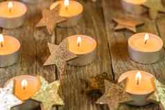 出现圣诞节蜡烛火焰金明星装饰木表格