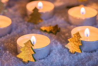 节日圣诞节蜡烛火焰金饰品白色雪晚上