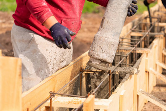 关闭建设工人铺设水泥混凝土基金会模板自动泵