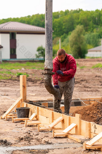 建设工人铺设水泥混凝土基金会模板自动泵