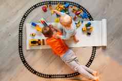 学前教育男孩画地板上纸玩教育玩具块火车铁路车辆首页托儿所玩具学前教育幼儿园前视图