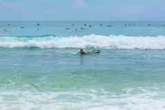 的家伙游泳冲浪董事会海洋健康的活跃的生活方式夏天职业