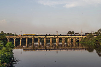 放孟买超级快城际表达火车通过哈里斯桥达波迪使不错的反射水域从河