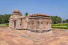 古老的世纪雕刻石头寺庙美丽的蓝色的天空aihole卡纳塔克邦印度精致的雕刻纪念碑挖掘