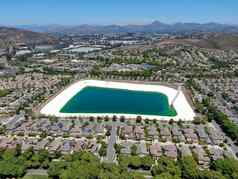 空中视图水回收储层包围郊区社区三迭戈县