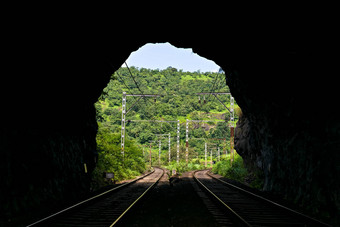 视图铁路隧道不同路线之前