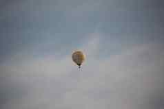 色彩斑斓的热空气气球徘徊在蓝色的夏天天空