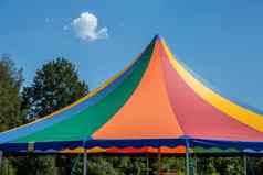 色彩斑斓的马戏团帐篷草地夏天