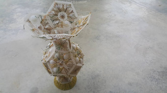 美丽的<strong>陶瓷花瓶</strong>灰色地板上花花束