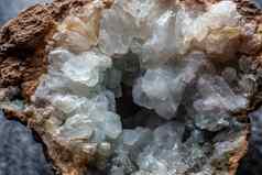 透明的闪亮的岩石晶体晶洞