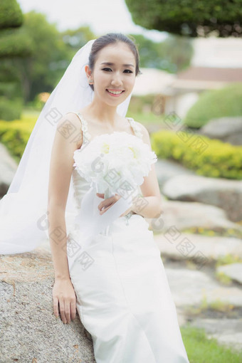 美丽的年轻的女人婚<strong>礼</strong>一天白色衣服<strong>守</strong>卫