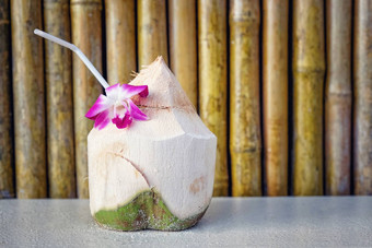 热带新鲜的椰子鸡尾酒竹子背景
