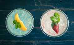蓝色的红色的意大利苏打水冷饮料柠檬草莓水果