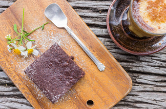 巧克力巧克力蛋糕蛋糕咖啡切董事会木表