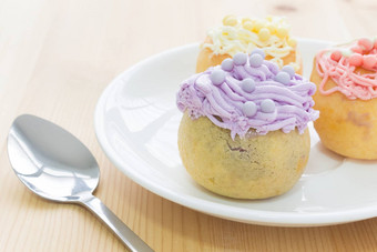 突出紫色的<strong>泡芙</strong>空心甜饼eclair白色菜